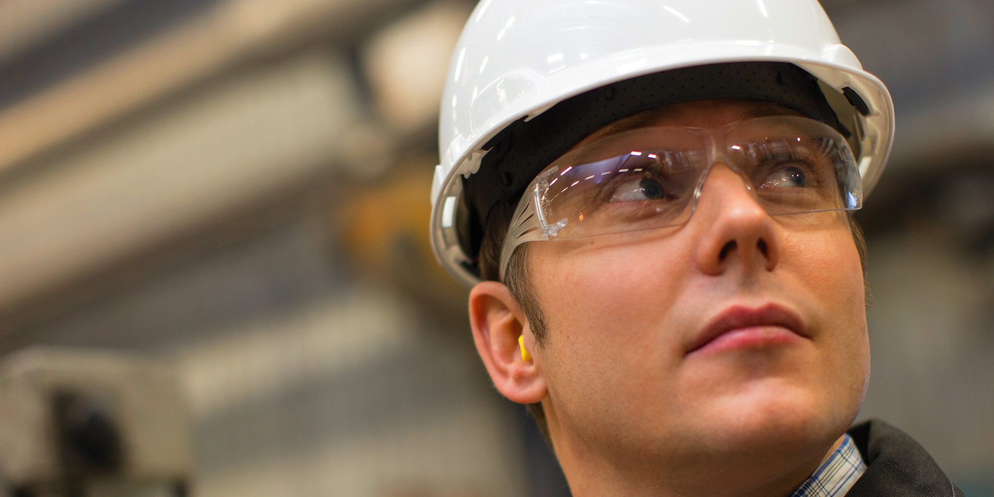 construction worker wearing 3M safety glasses 